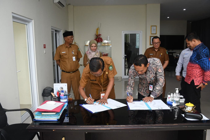 Penandatanganan MoU oleh Direktur Politeknik Bengkalis Johny Custer bersama Kepala Diperindag Kabupaten Bengkalis Zulpan ST di Gedung Kuliah Terpadu III, Ruang Direktur Polbeng, Selasa (30/8)2022).